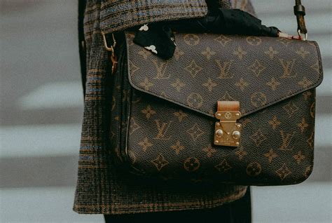 waar koop je neppe louis vuitton tassen|10 Manieren om een Neppe Louis Vuitton tas te Herkennen.